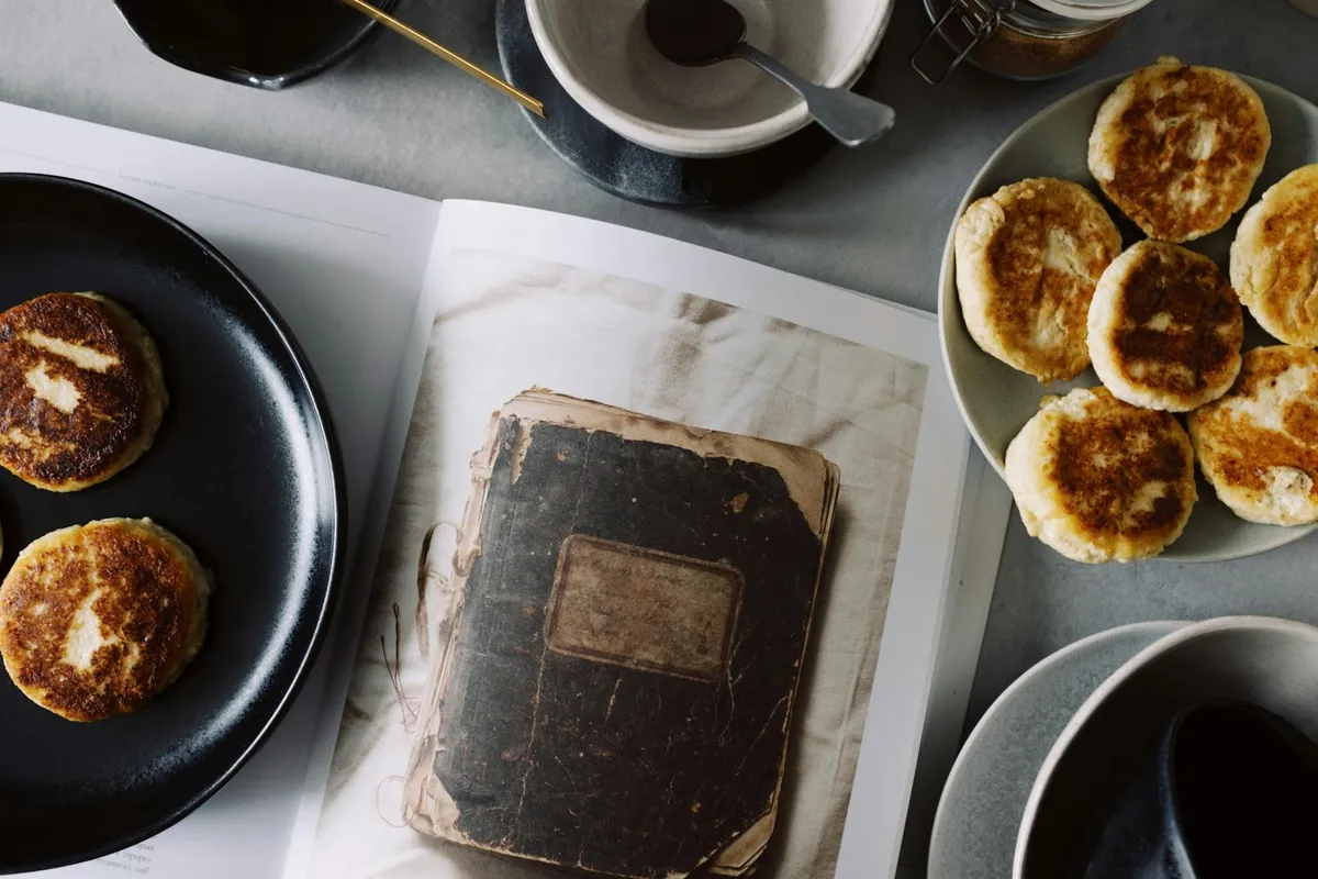 Gratin dauphinois traditionnel au four, crémeux et doré à l'ail et muscade