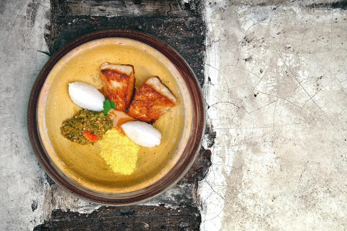 Coquilles Saint-Jacques poêlées, purée de pommes Granny Smith et émulsion au beurre noisette