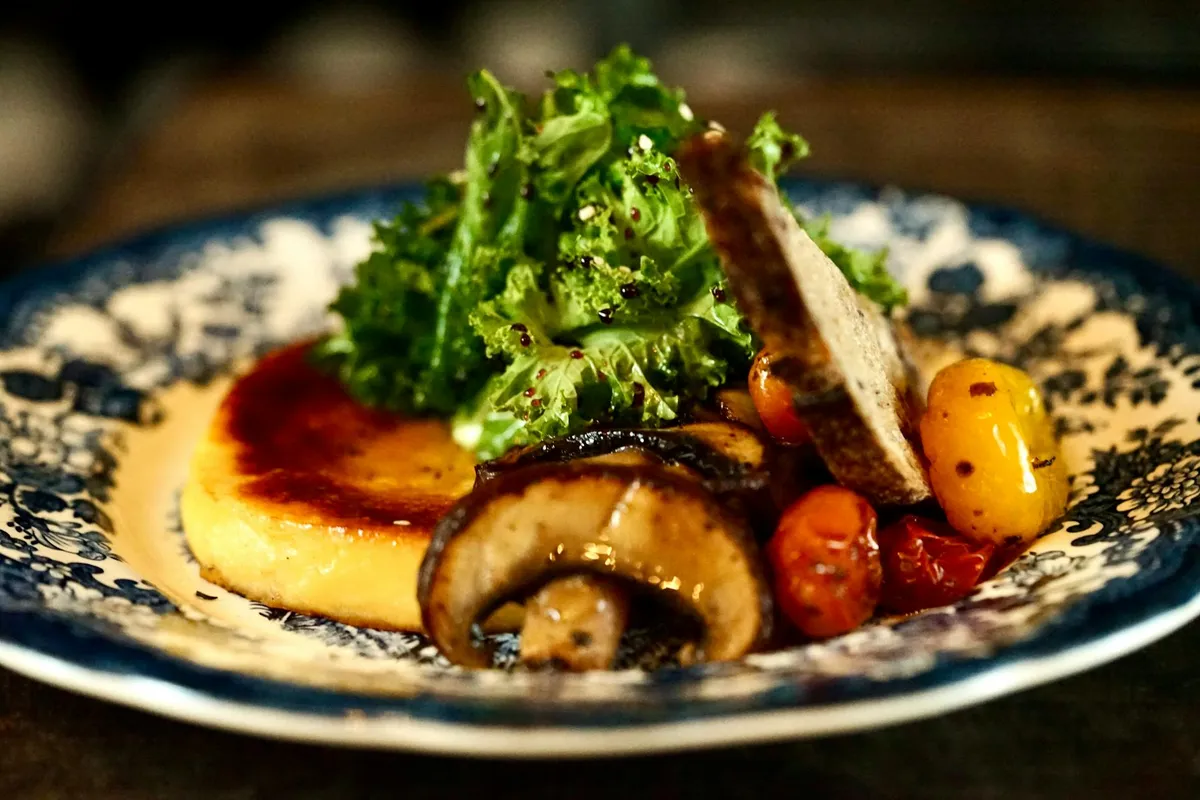 Œufs mollets poêlés au beurre noisette, épinards croquants et champignons dorés à la provençale